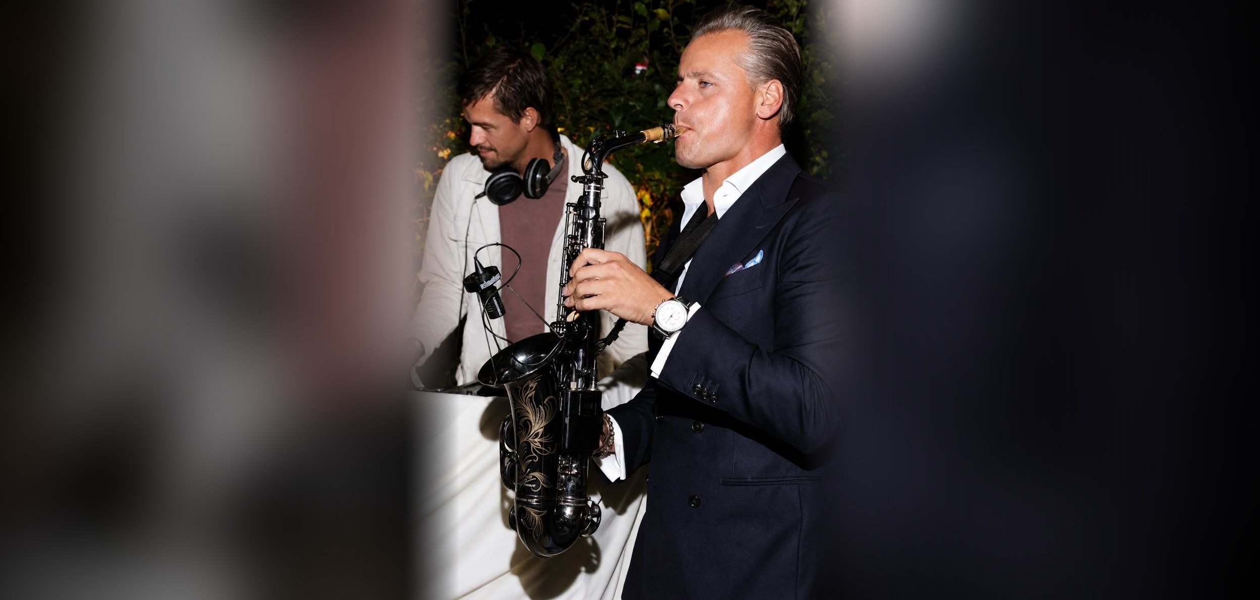 Tuinfeest met dj en saxofonist
