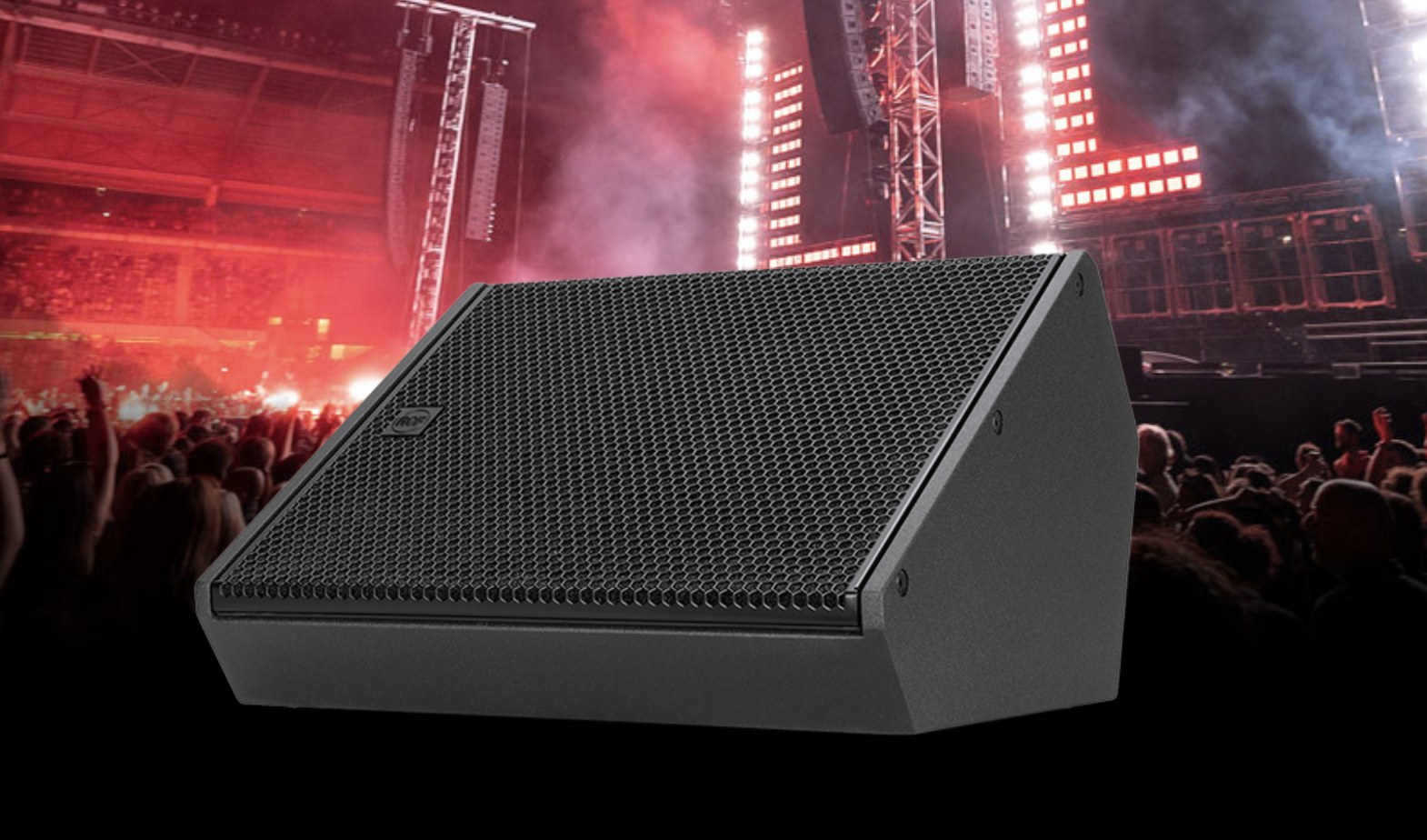 RCF KXM 25-A floormonitor met een festivalpodium op de achtergrond